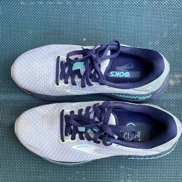 Brooks Adrenaline GTS 22 running shoes. Size 7. (Medium) B. - Picture 4 of 6